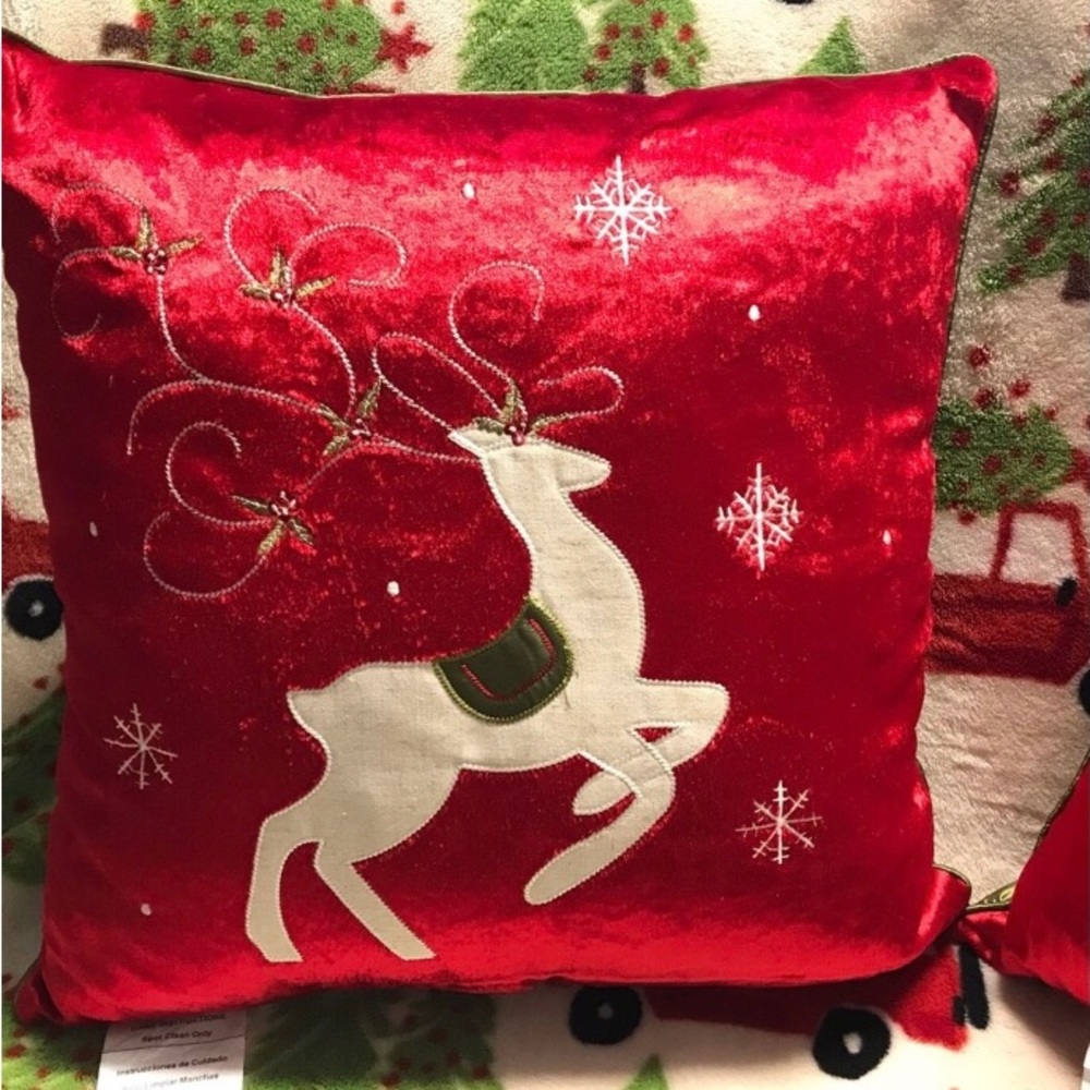 sold out ❌❌❌🆕 2 BeautifulChristmaDeer pillow  Size 20”X20” (51cmX51exclusive - Picture 12 of 14